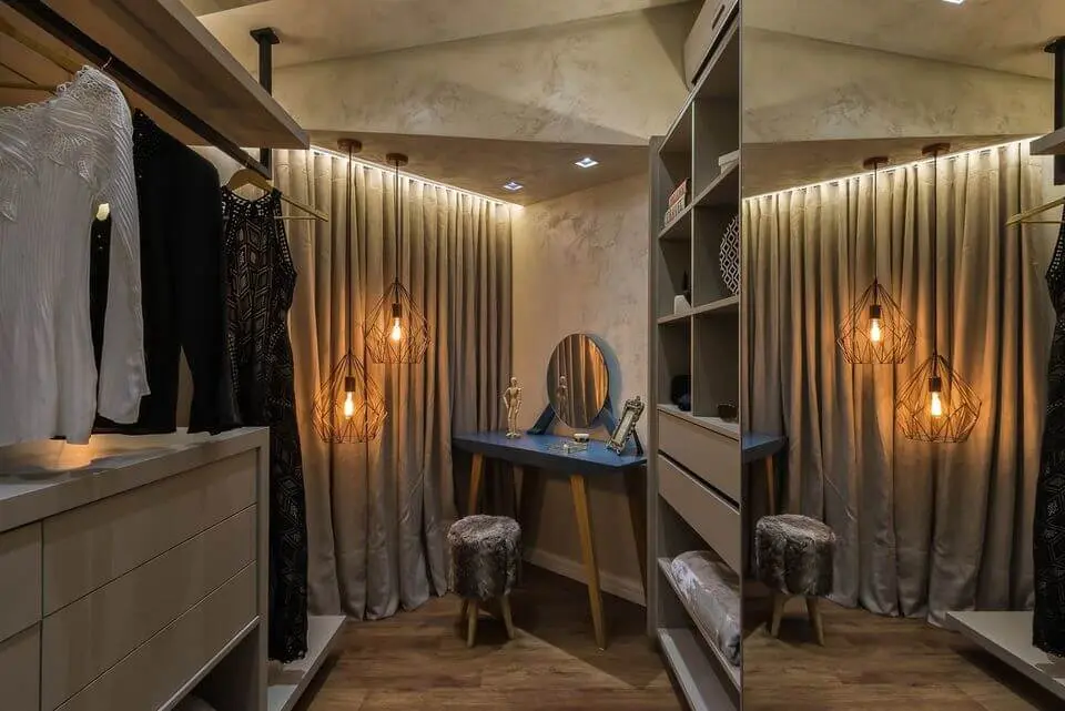 tipos de lâmpadas - closet espelhado com pendente industrial e cortina 