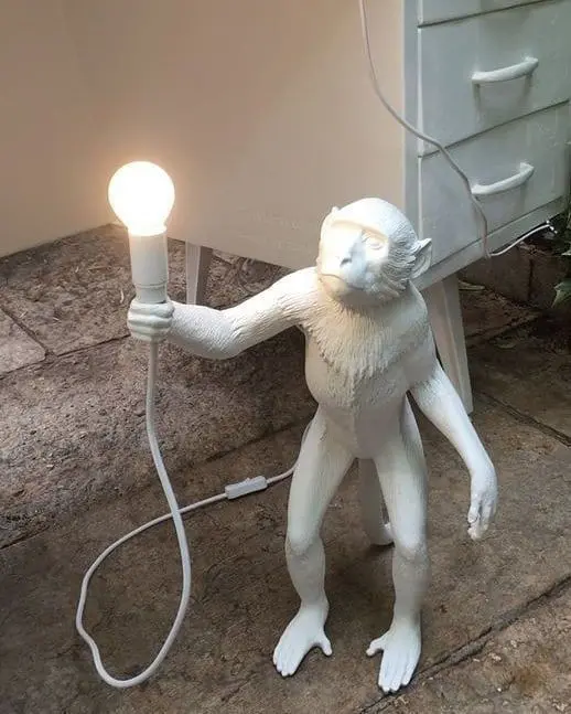 tipos de lâmpadas - luminária de macaco branco com lâmpada fluorescente 