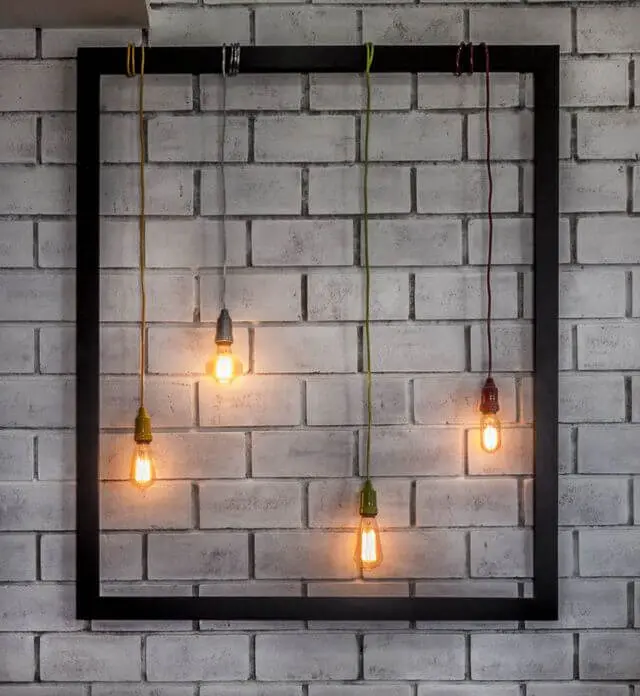 tipos de lâmpadas - pendente de lâmpada e parede de tijolinho cinza 