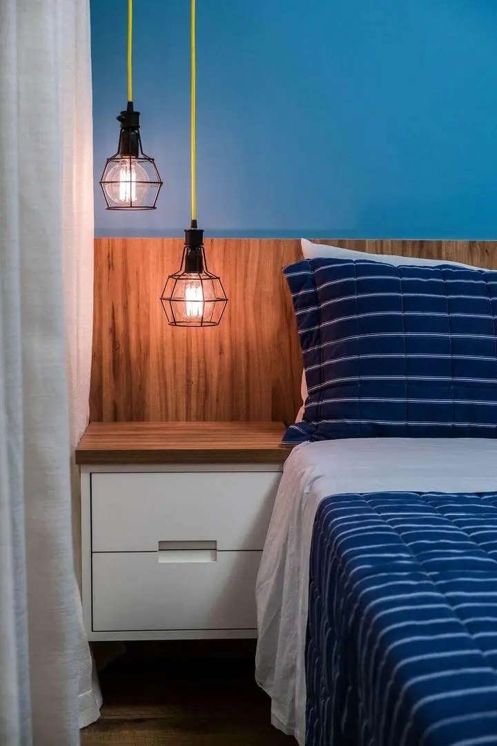 tipos de lâmpadas - quarto de casal azul com pendente de lâmpada 