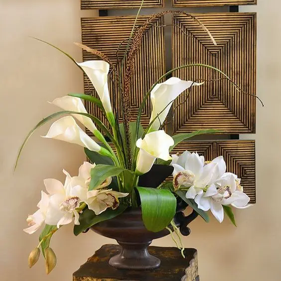 Vaso com copo de leite e orquídeas na decoração clássica