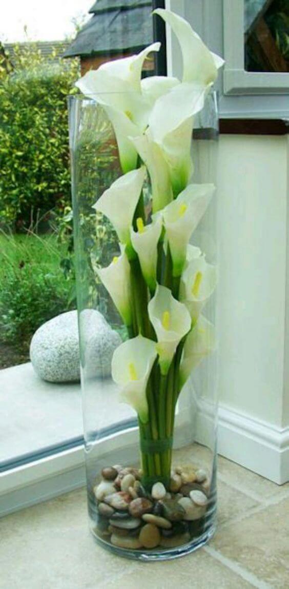 Vaso vertical com a flor copo de leite