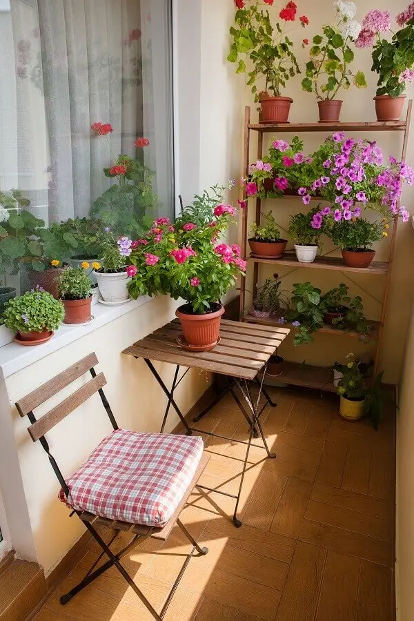 Vasos de flores para decoração de varanda pequena