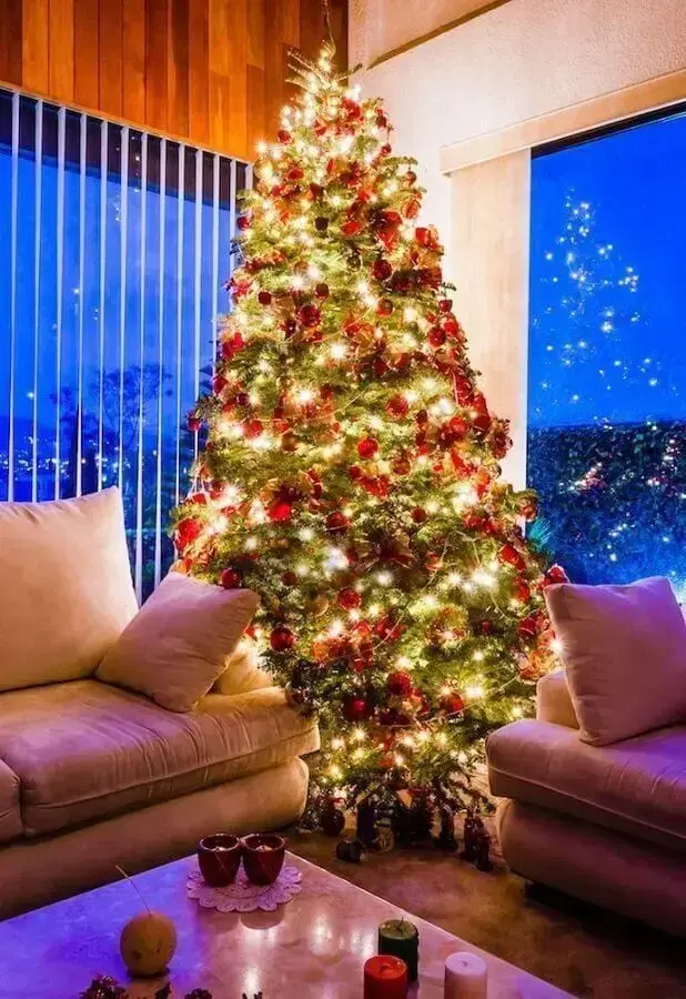 árvore de Natal com luzes Foto Istock