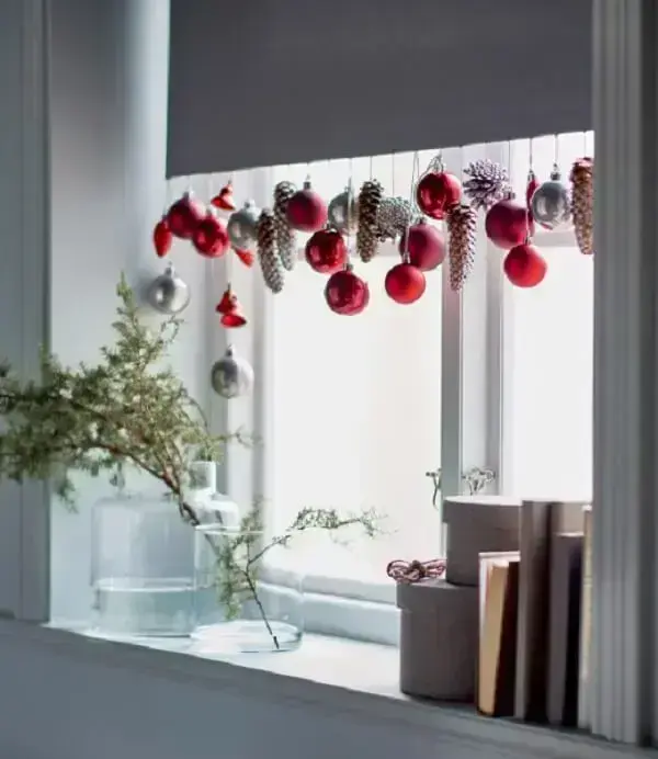 Enfeites de Natal fixados na cortina do ambiente