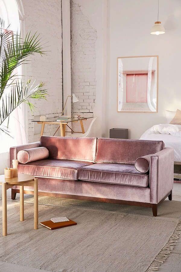 Sofá rosa claro com textura aveludada