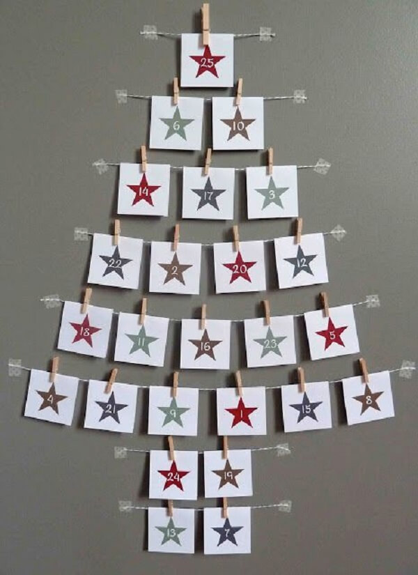 Árvore de Natal na parede feita com estrutura de varal
