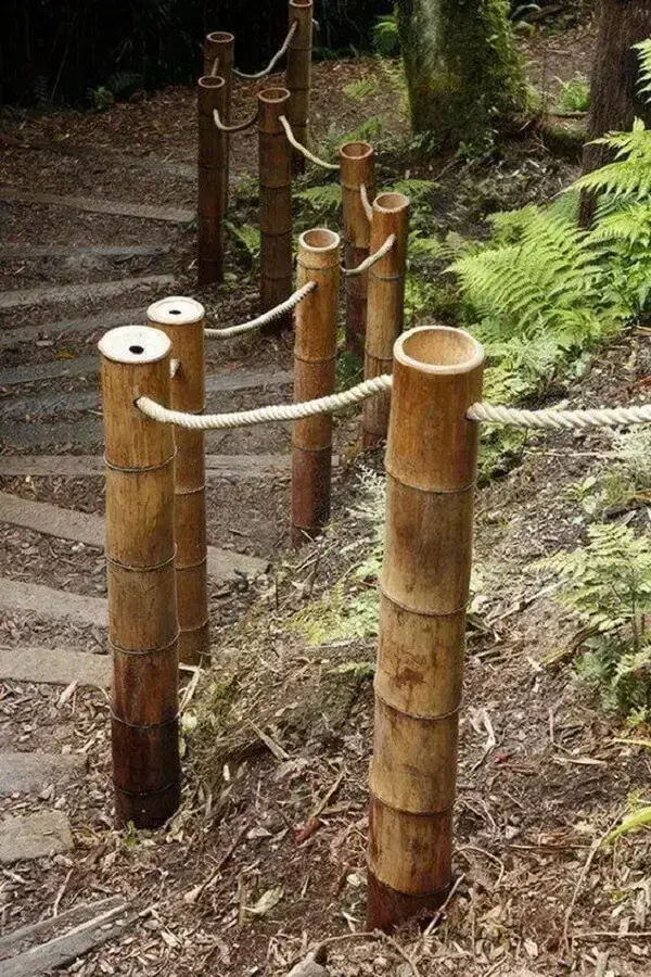 A cerca de bambu delimita e complementa a decoração do jardim