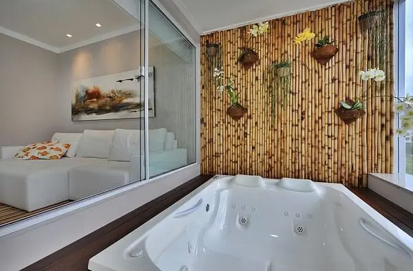 A estrutura de bambu do banheiro serviu como base para fixação de orquídeas no local