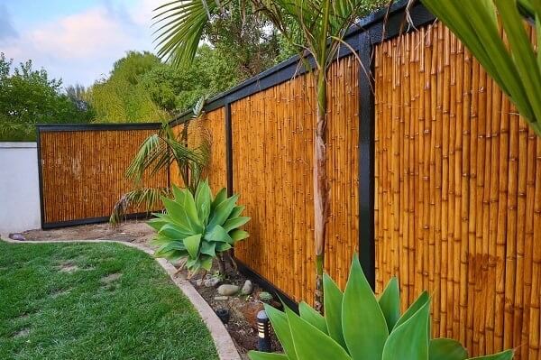 A cerca de bambu foi fixada com estrutura de ferro