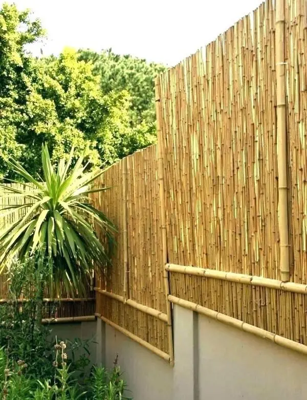 A cerca de bambu foi instalada em diferentes níveis nessa propriedade