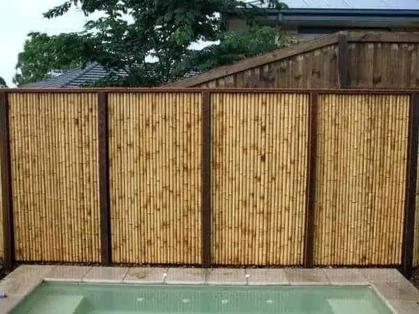 A cerca de bambu foi instalada pra delimitar a área da piscina