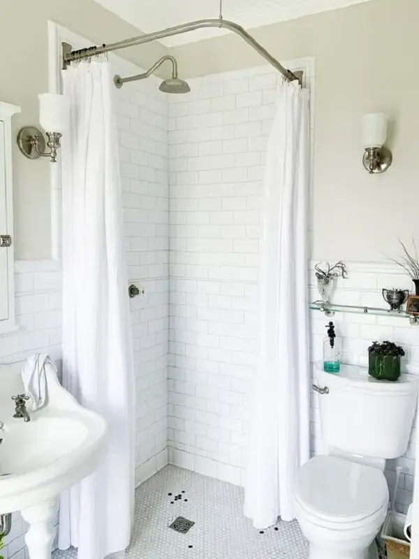 A cortina para banheiro branca é um dos modelos mais comuns