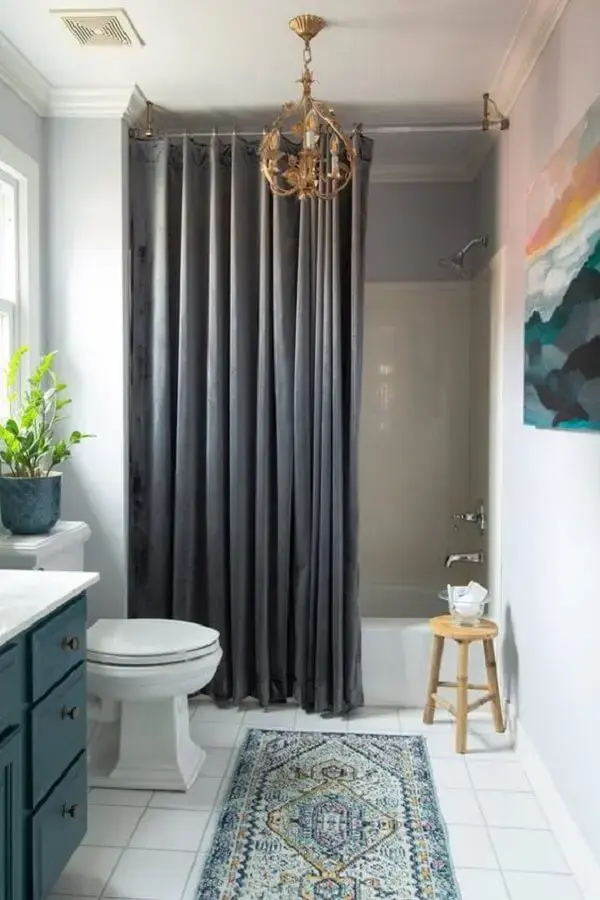A cortina para banheiro cinza traz elegância para a decoração