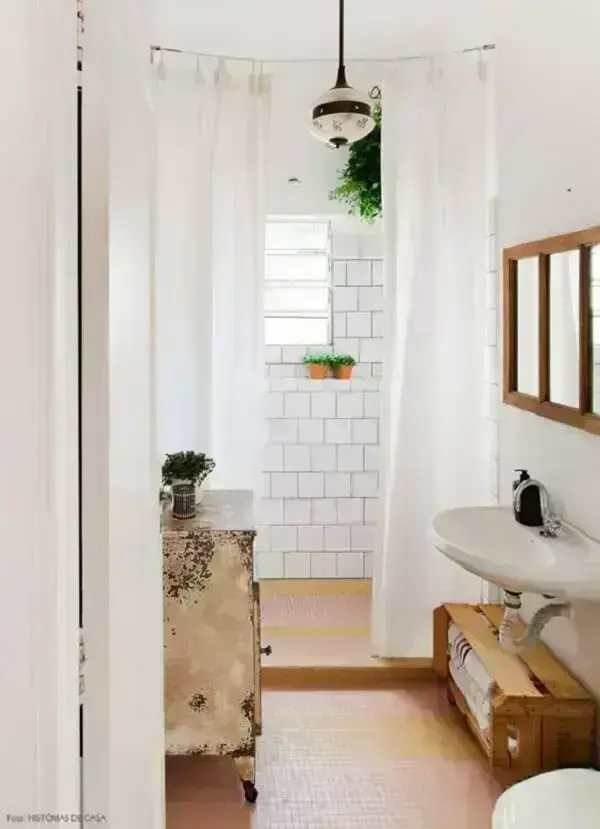A cortina para banheiro traz privacidade para a área de banho