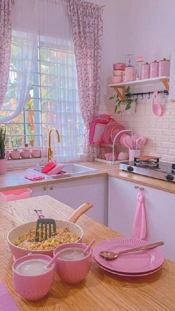 A cozinha rosa imprime um toque de romantismo na arquitetura