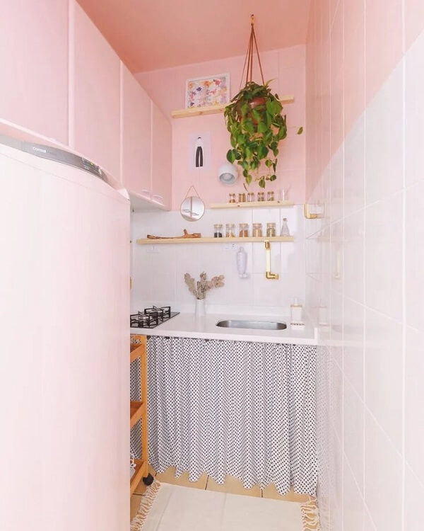 A cozinha rosa também e uma opção para ambientes pequenos
