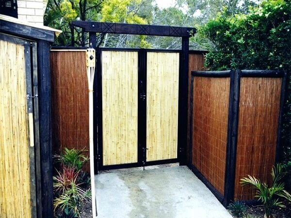 A entrada da casa foi estrutura com cerca de bambu
