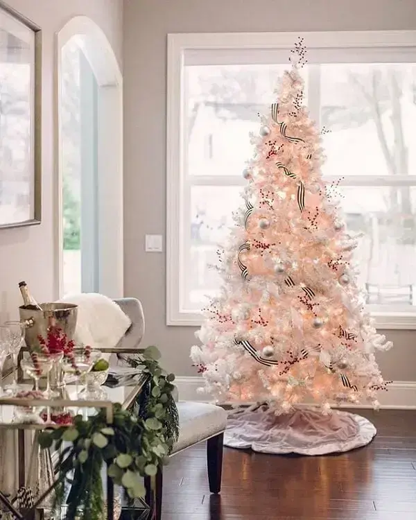 The round skirt hides the feet of the white Christmas tree