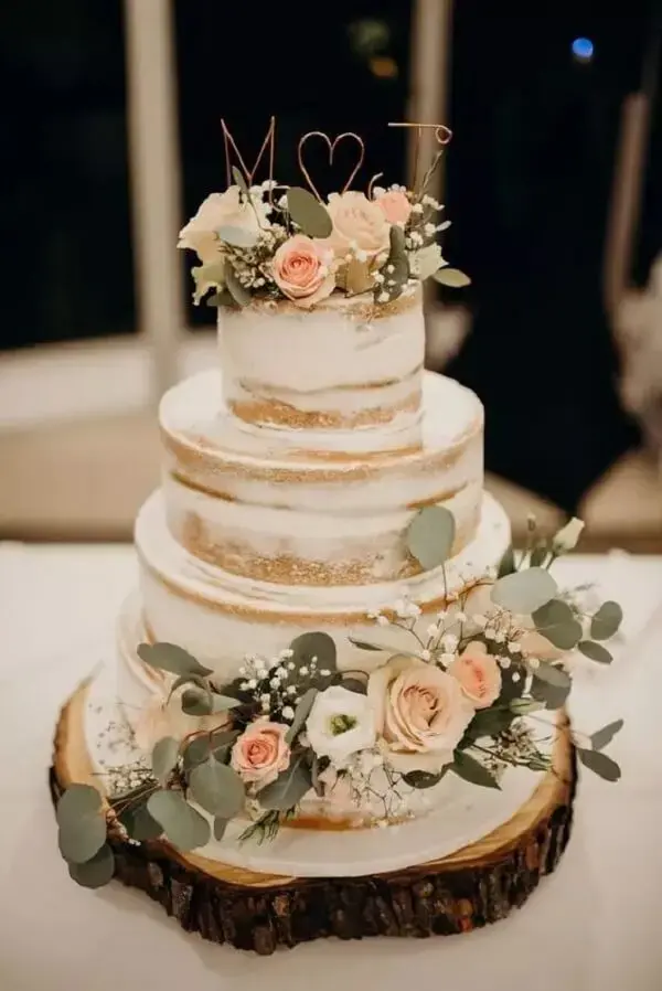A tora de madeira serve de base para o bolo de casamento rústico. Fonte: Mariée