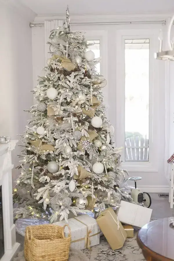 A árvore de natal branca é perfeito para aqueles que se identificam com o estilo clean