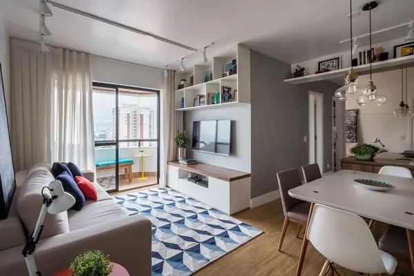Apartamento com piso de madeira e tapete geométrico 200x250