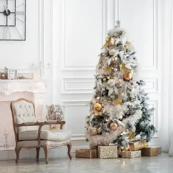 As bolas douradas complementam a decoração da árvore de natal