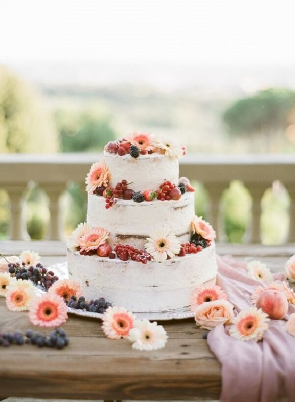 As flores de gérbera trazem um toque especial para o bolo de casamento. Fonte: Dicas de Mulher