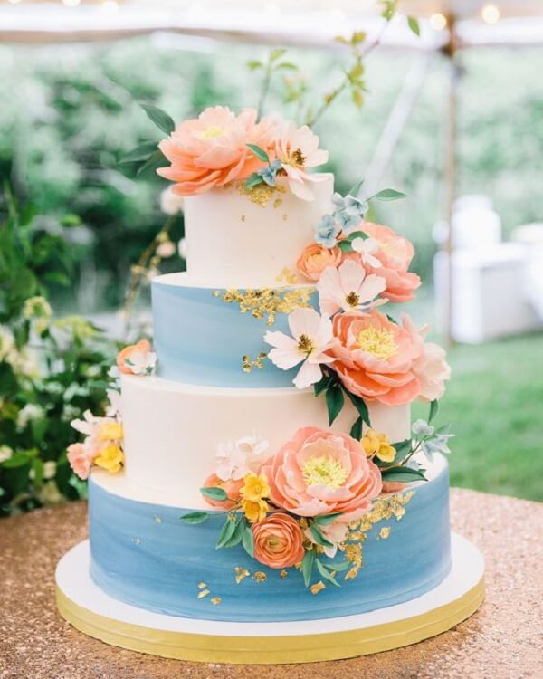 As flores do bolo de casamento se destacam na mesa de doces. Fonte: Martha Stewart Weddings