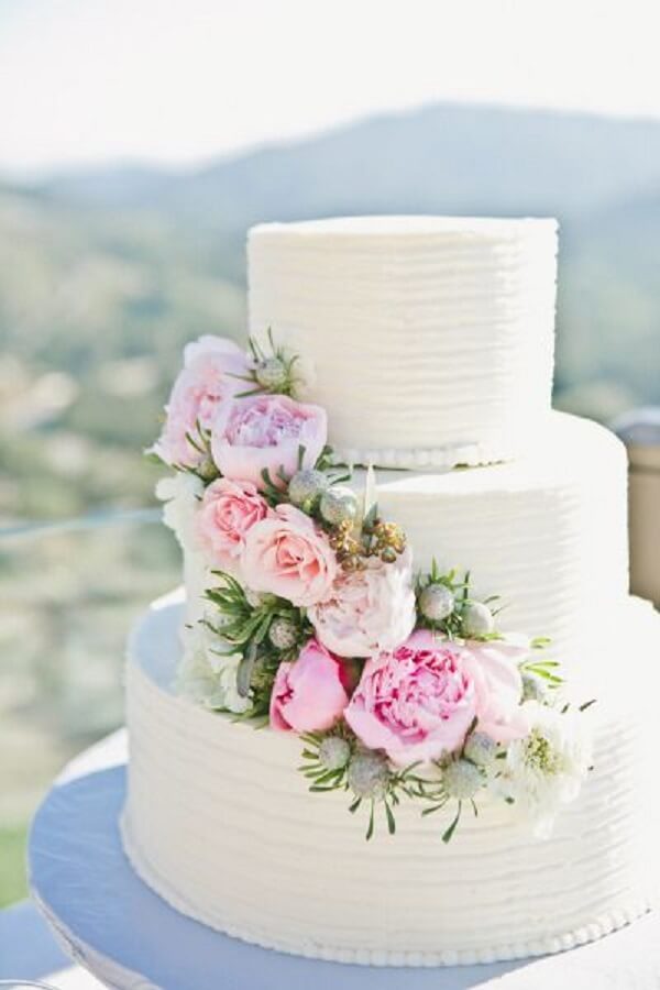 As peônias trazem delicadeza para o bolo de casamento. Fonte: Style Me Pretty