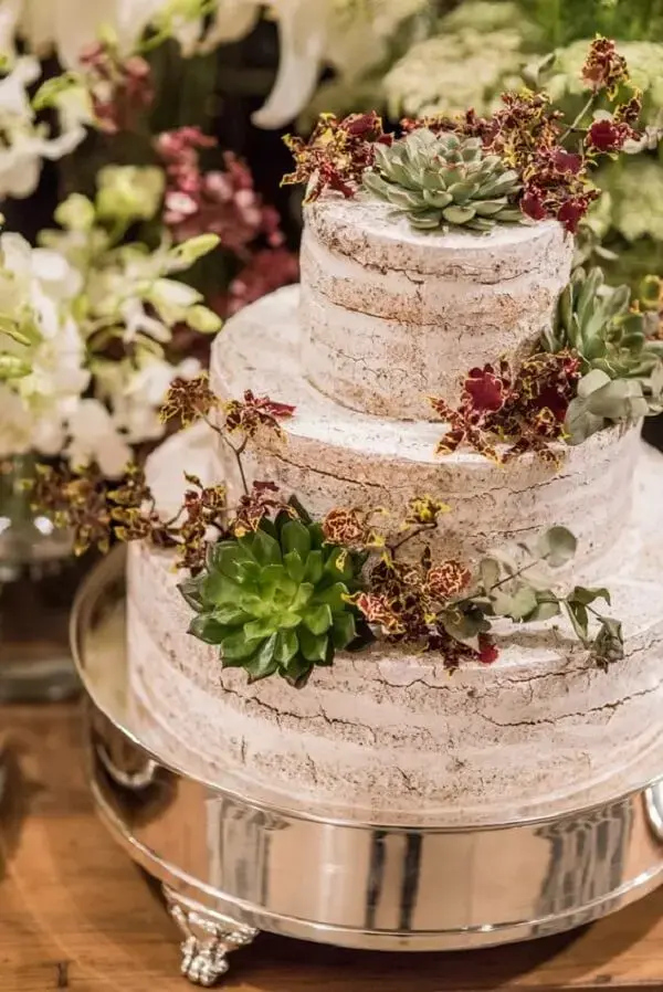As suculentas trazem um toque única para o bolo de casamento. Fonte: Aceito Sim