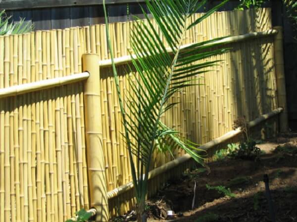 Modelo de cerca de bambu fixada no jardim