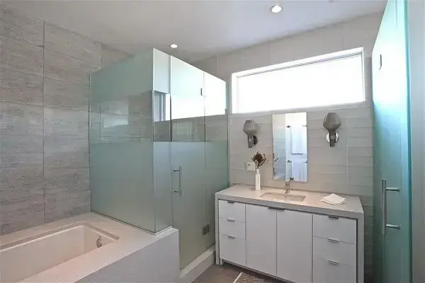 Banheiro com decoração clean e box com vidro jateado