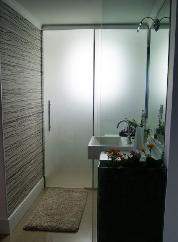 Banheiro compacto com porta de vidro jateado