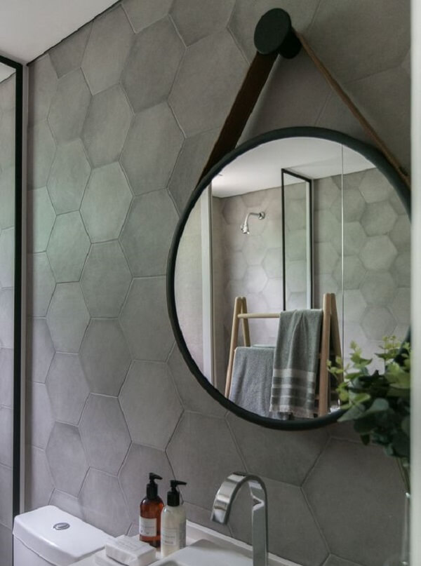 Banheiro estilo industrial com espelho adnet preto. Fonte: Gisele Rampazzo