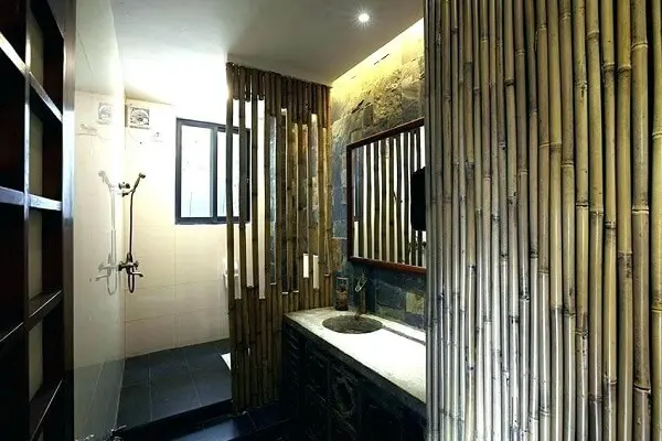 Banheiros com estilo japonês contam com a presença de cerca de bambu