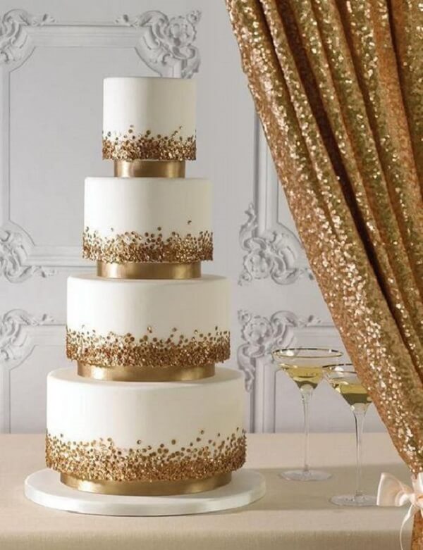 Bodas de ouro: bolo de vários andares com toques de dourado