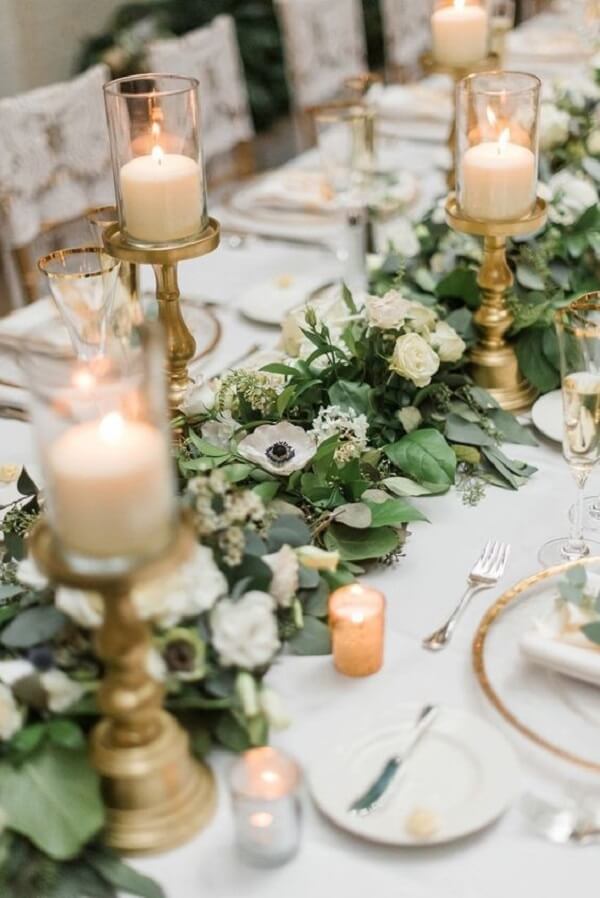 Bodas de ouro:folhas e castiçais decoram a mesa dos convidados