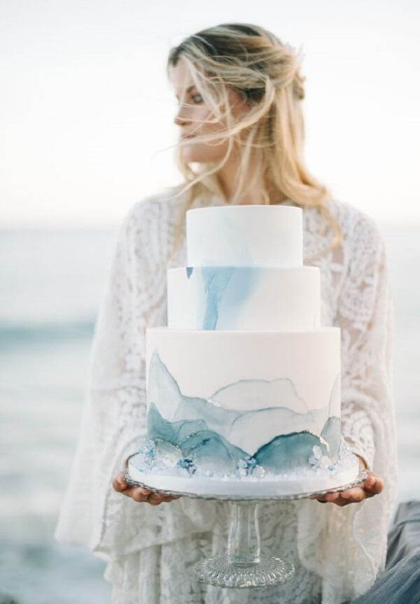 Bolo com tons de azul para casamento na praia. Fonte: Martha Stewart Weddings