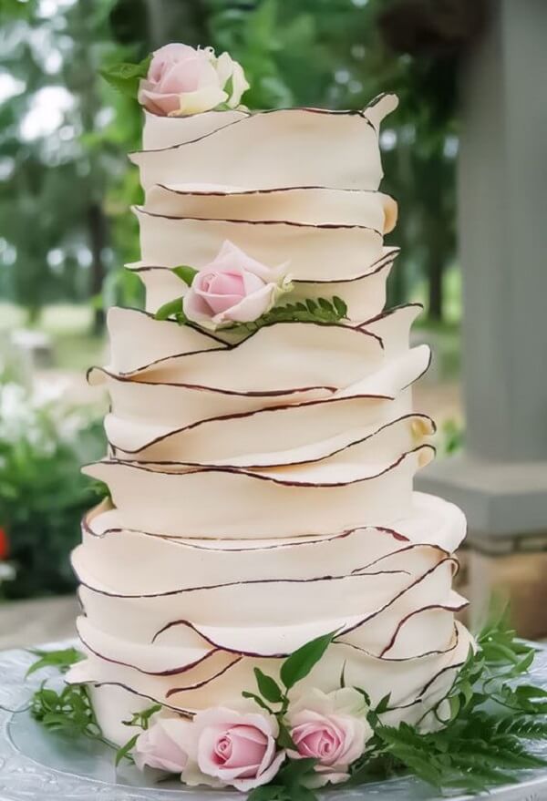 Bolo de casamento com design sofisticado. Fonte: Pink Book Weddings