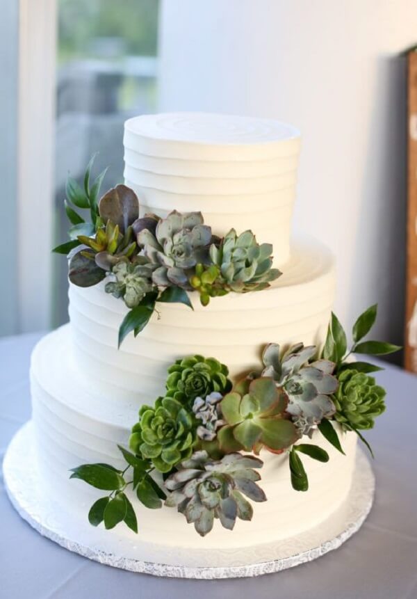 Bolo de casamento decorado com suculentas. Fonte: Southern Hospitality Weddings & Events