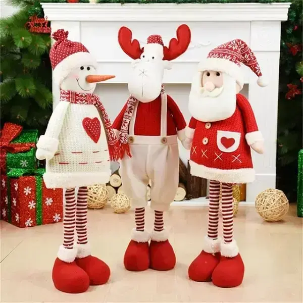 Bonecos utilizados como enfeites de Natal encantam a decoração do ambiente