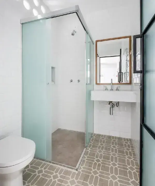 Box de banheiro com vidro jateado traz privacidade para a hora do banho