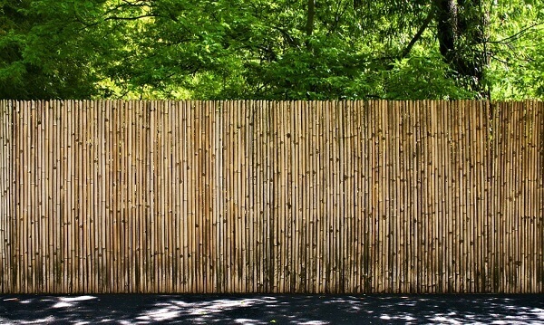 Modelo de cerca de bambu fixada em área externa