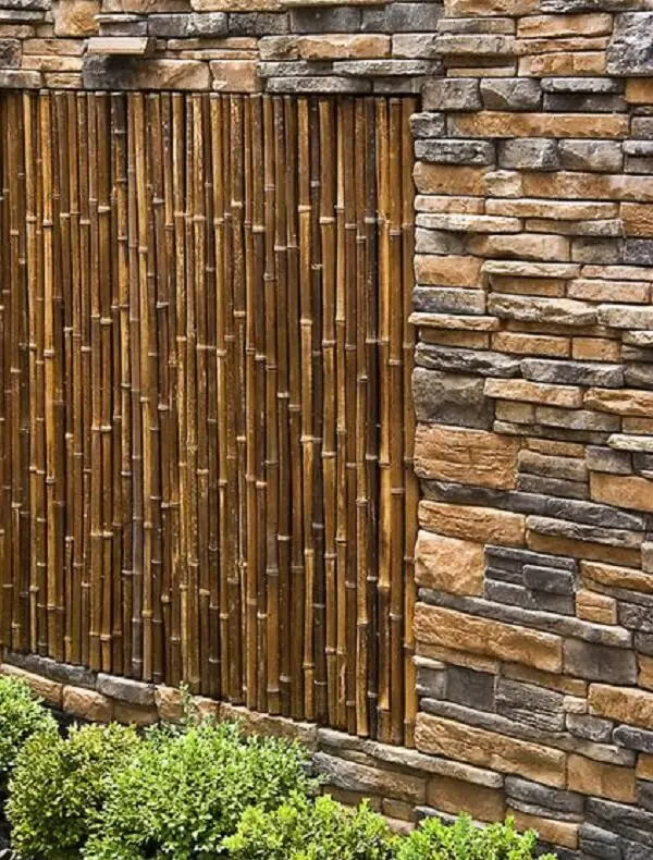 Cerca de bambu e pedras realçam a beleza da área externa