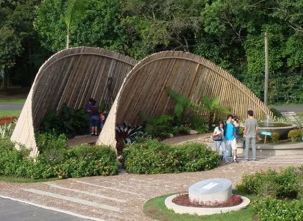 Cerca de bambu estrutura na área de horta