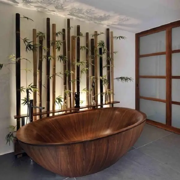 Cerca de bambu na parede compõe a decoração desse banheiro