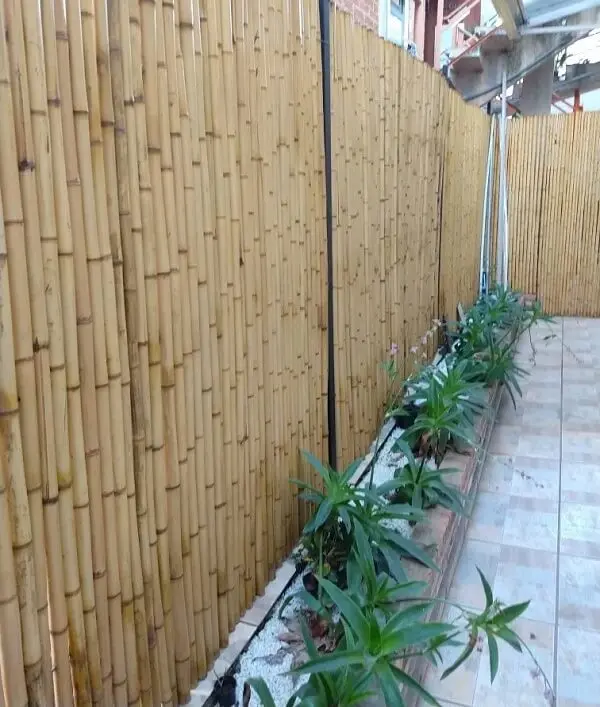 Cerca de bambu tratado utilizado para delimitar a área externa