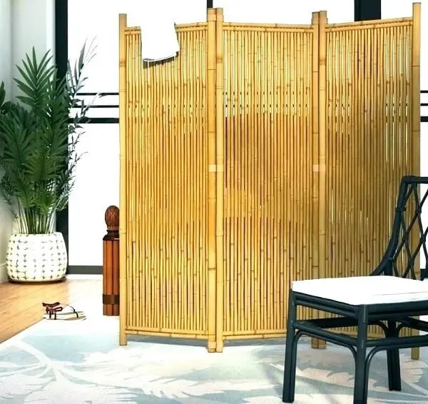 Cerca de bambu utilizada como biombo para divisória no ambiente