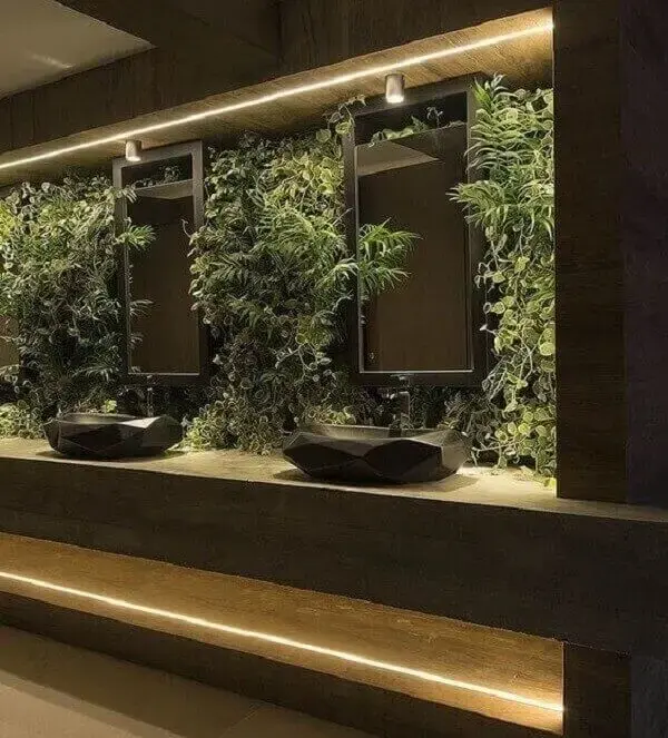 Complemente a decoração do seu banheiro incluindo jardim vertical artificial na bancada